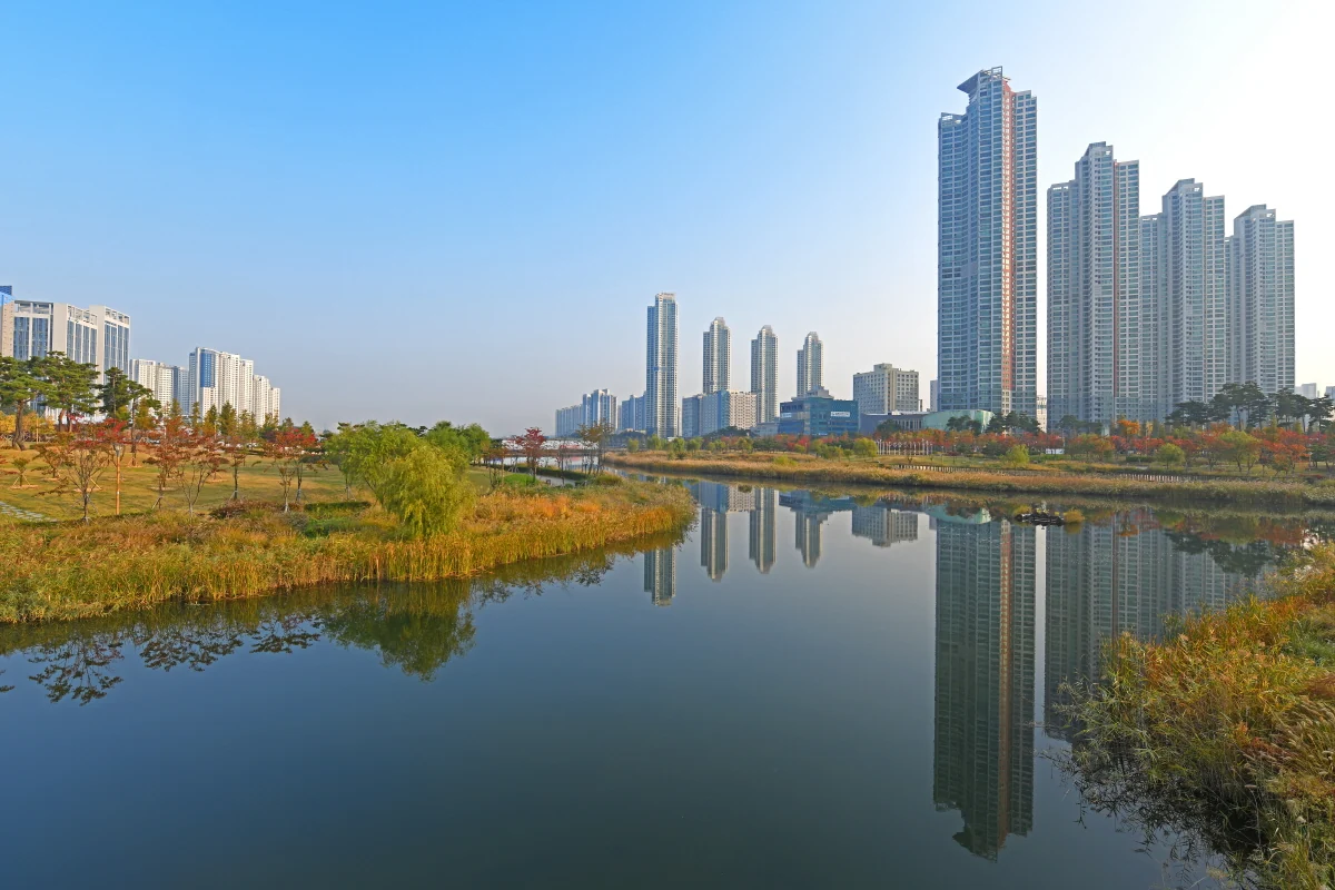 청라호수공원 물길과 수면에 비친 도시의 스카이라인