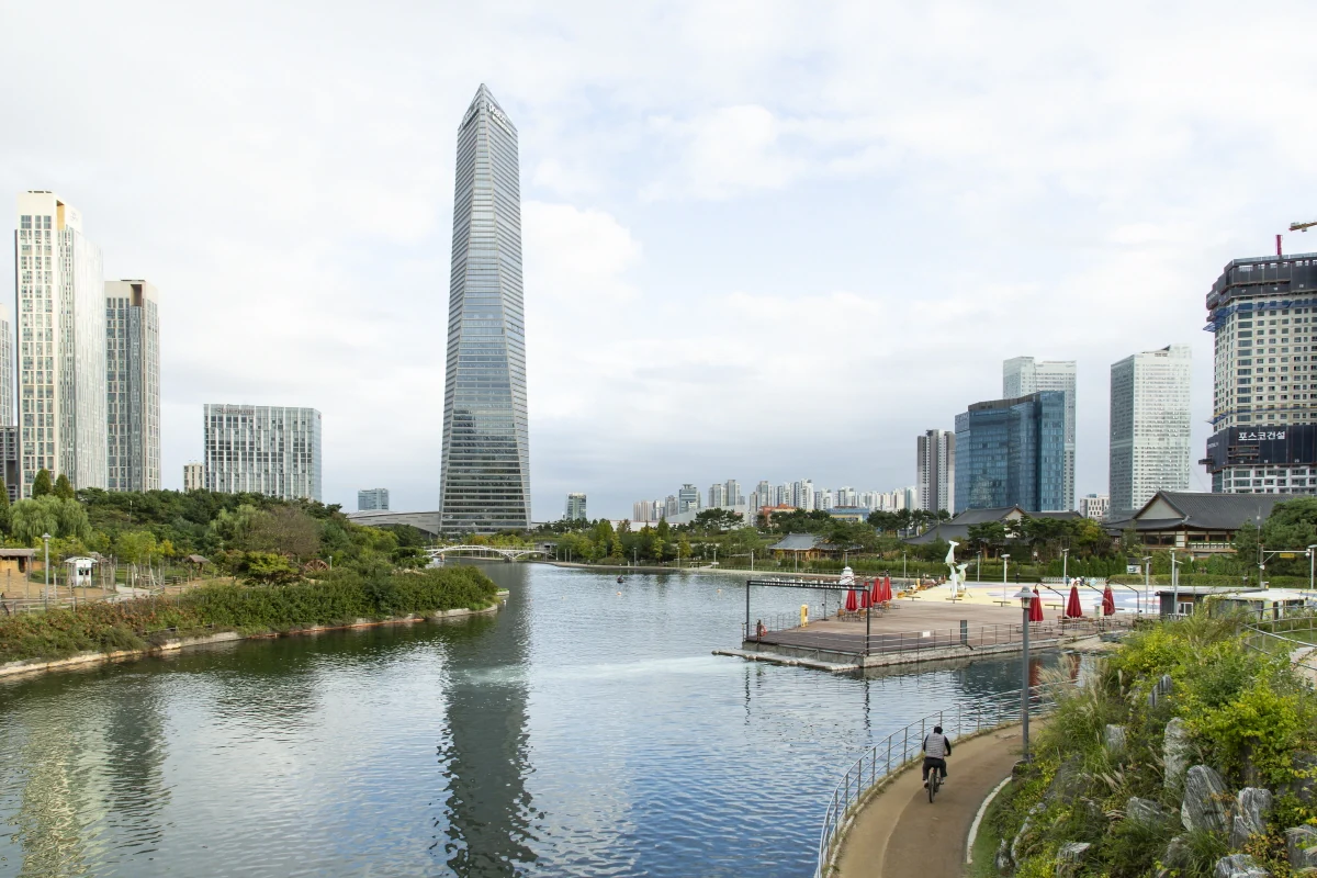 송도 센트럴파크의 수로와 포스코타워, 도시의 스카이라인